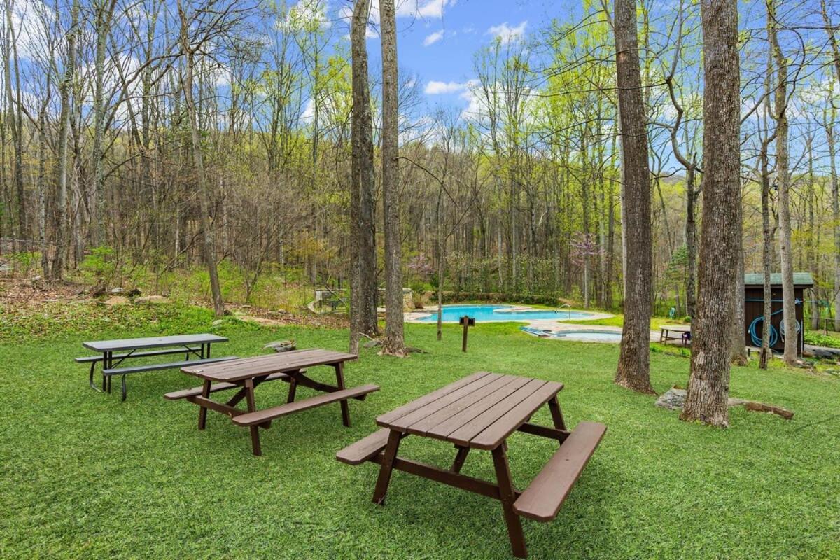 Chalet W Hot Tub, Large Deck, Grill, & Fast Wifi Berkeley Springs Zewnętrze zdjęcie