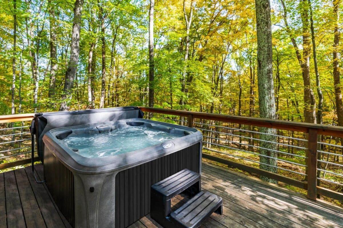 Chalet W Hot Tub, Large Deck, Grill, & Fast Wifi Berkeley Springs Zewnętrze zdjęcie