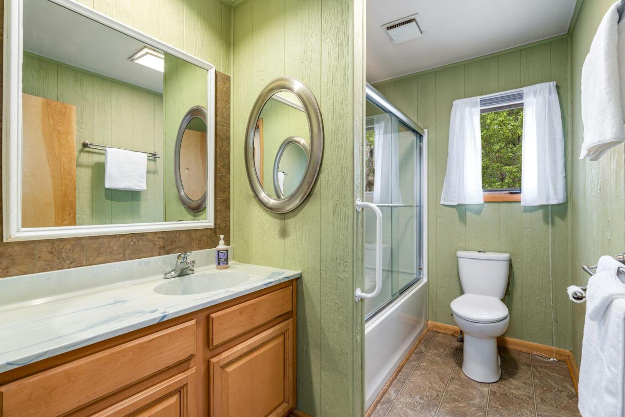 Chalet W Hot Tub, Large Deck, Grill, & Fast Wifi Berkeley Springs Zewnętrze zdjęcie